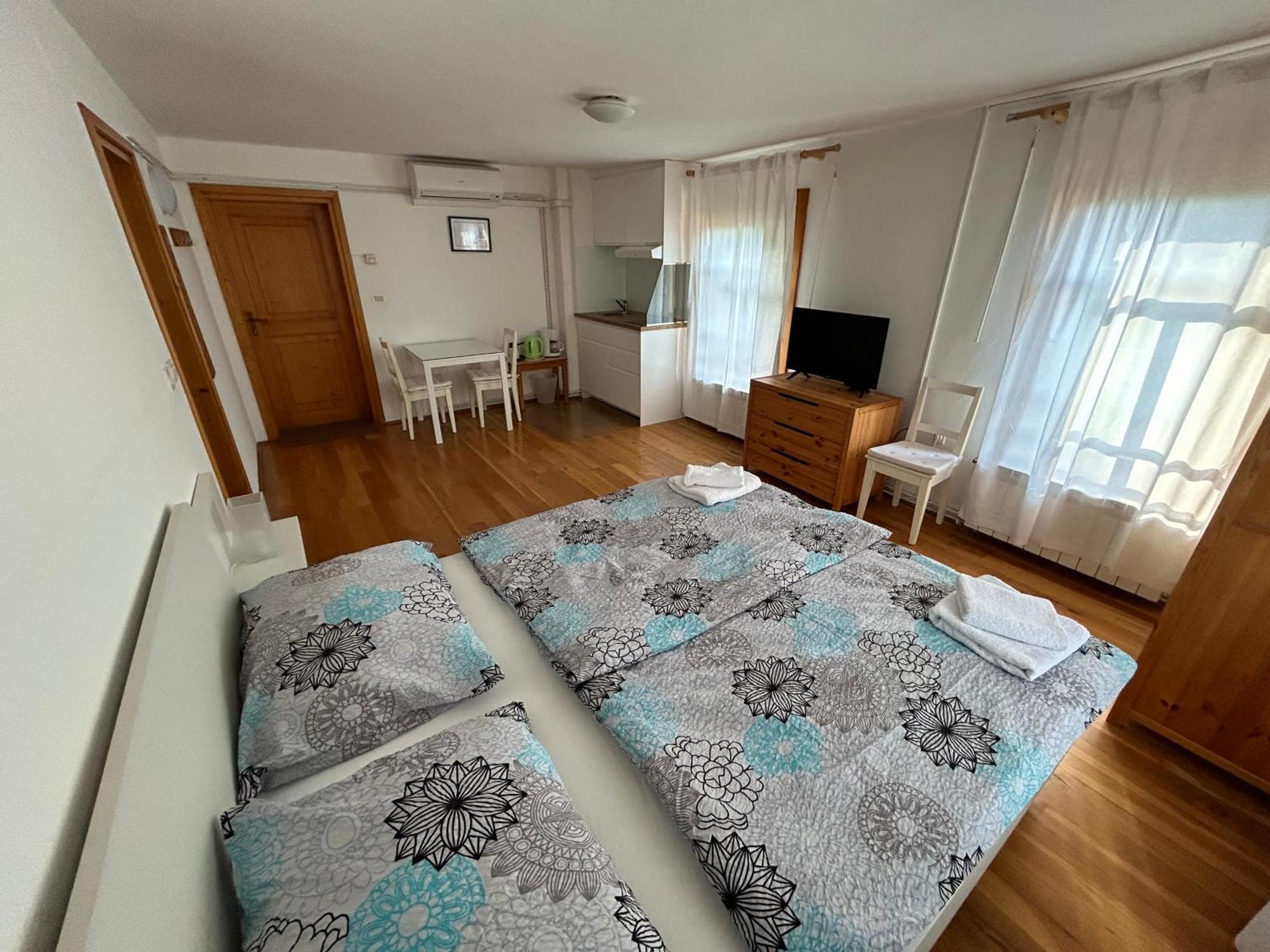 Stres-Less Sunny Apartments โคบาริด ภายนอก รูปภาพ